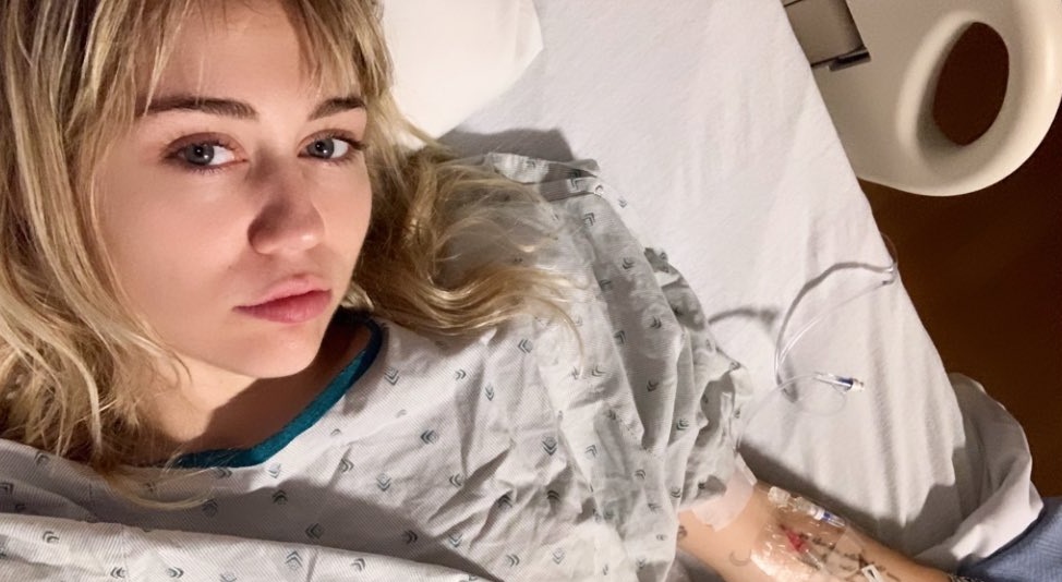 Miley Cyrus fue hospitalizada y su novio Cody Simpson la fue a cuidar: cantante compartió imágenes