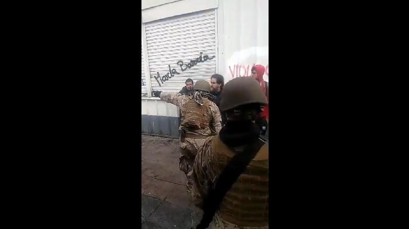 Militar encaró a saqueadores en Valparaíso