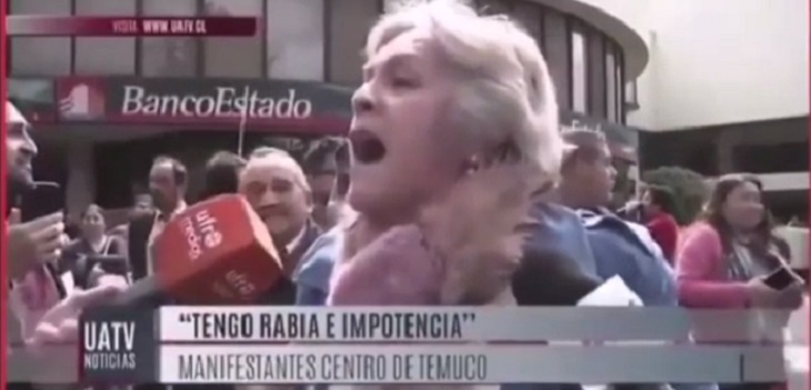 mujer manifestándose en Temuco
