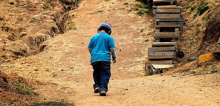 Hombre empujó por escaleras a hijastro de 6 años y quedó grave: pareja embarazada alcanzó a salvarse