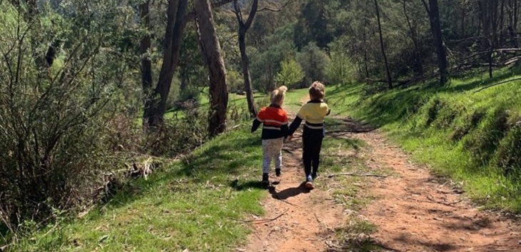 niños sendero australia