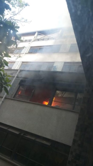 Bomberos combate incendio al interior del Instituto Nacional