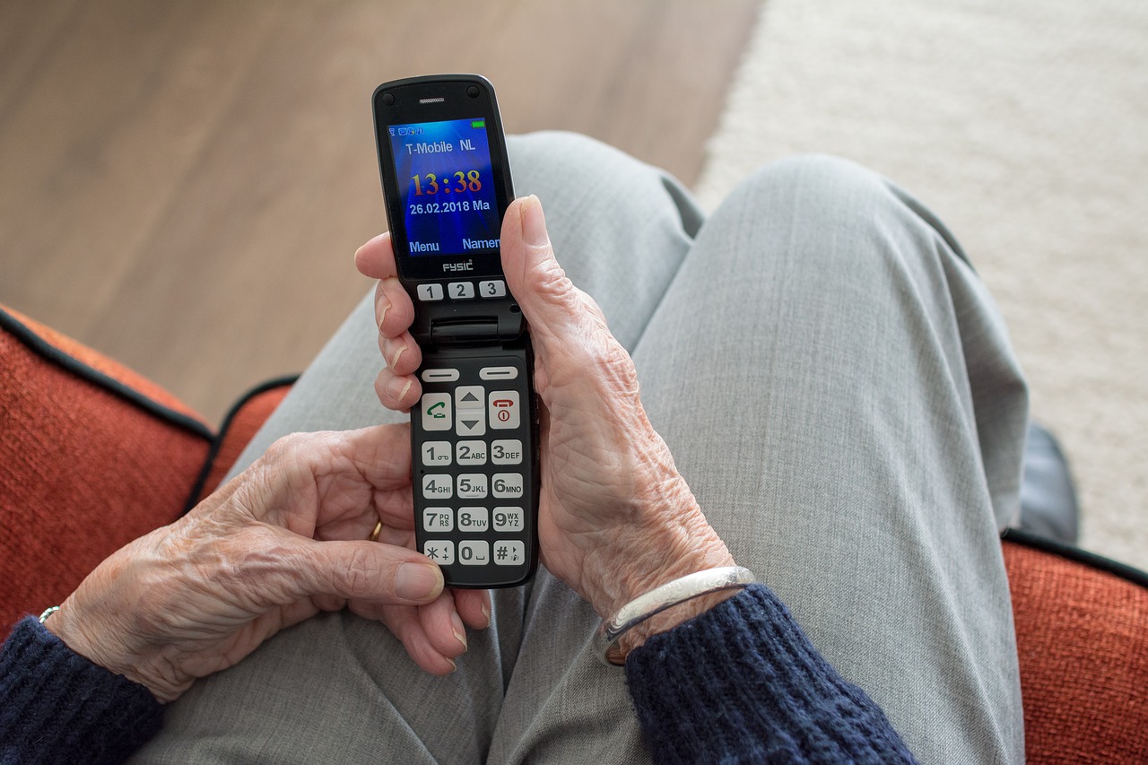 Enseñar a usar un teléfono a adultos mayores