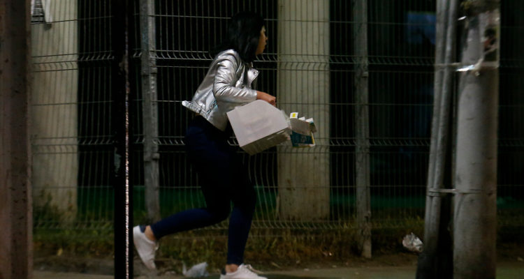 Decenas de detenidos dejó madrugada de saqueos en la capital: vecinos debieron ayudar a Carabineros