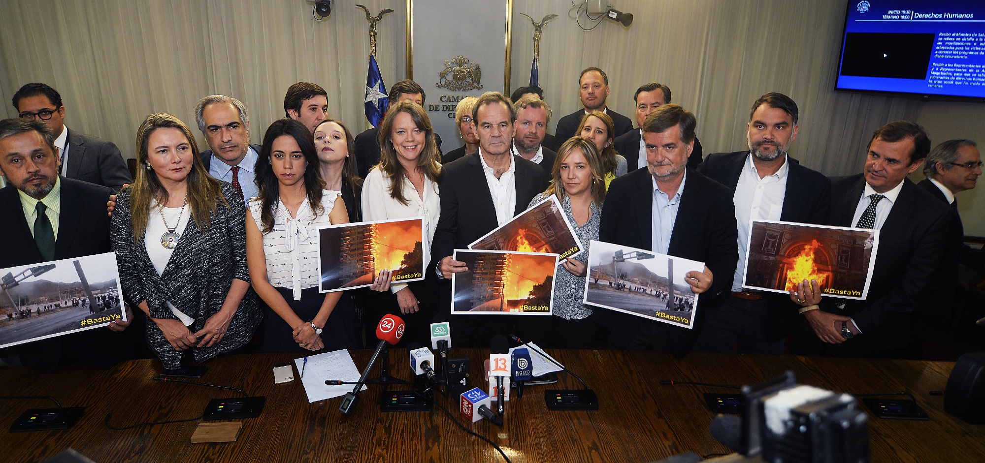 Imagen de parlamentarios de Chile Vamos posando con fotos de incendios e incidentes generó críticas