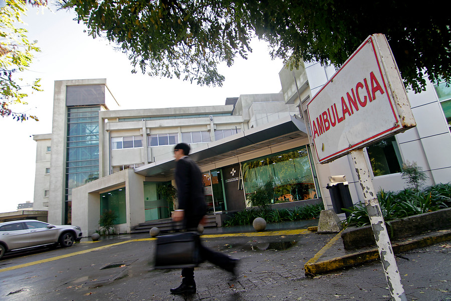 Altercado en clínica: médico respondió con ironía y rehusó dar más licencia a carabineros lesionados