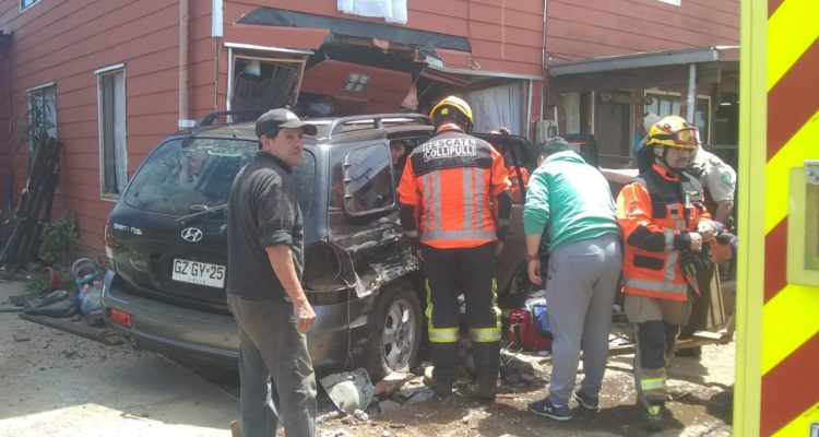 Embarazada habría robado auto, escapado de Carabineros y terminado incrustada en casa en Collipulli