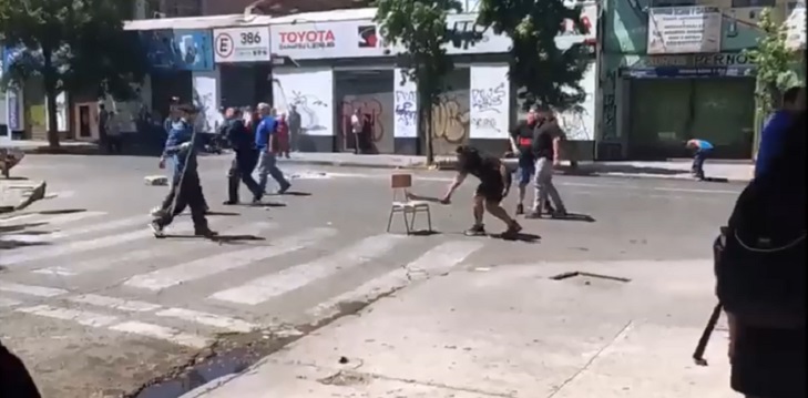 Viralizan video de comerciantes de 10 de Julio enfrentándose a estudiantes con palos y un machete