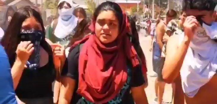 Particular escena de una madre sacando a su hija encapuchada de plena protesta se hizo viral