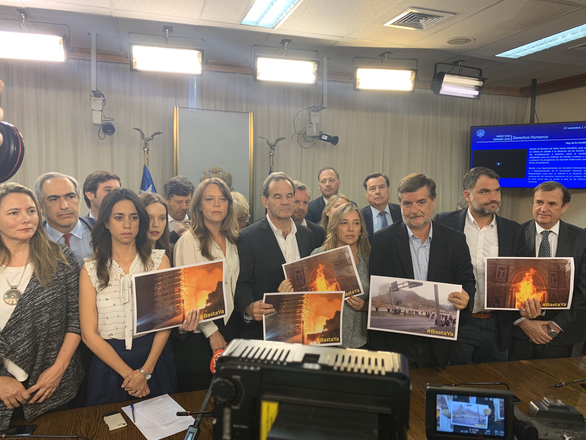 La imagen de parlamentarios de Chile Vamos que desató críticas en redes