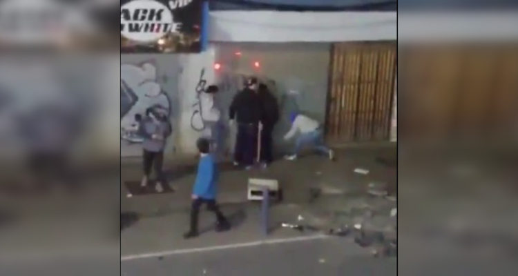 Hombres con palos y bates agreden a supuesto saqueador en Concepción