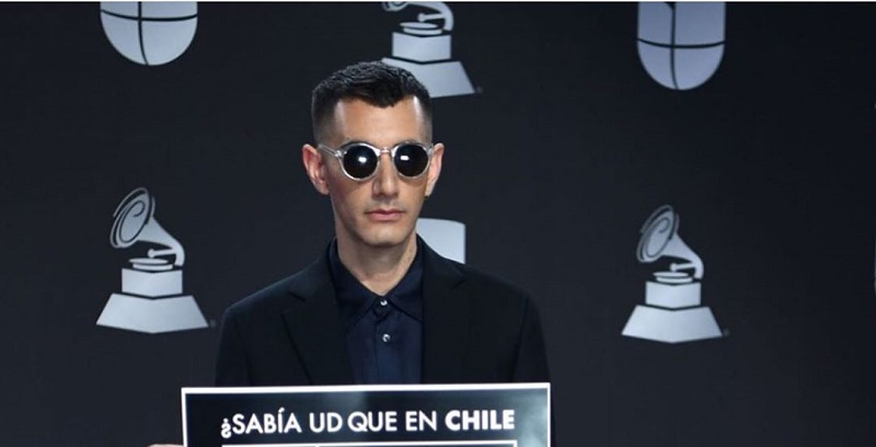 Alex Anwandter se sumó a Mon Laferte y protestó por la situación en Chile durante los Latin Grammy