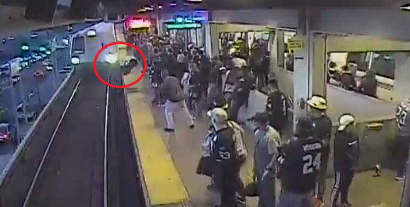 Viralizan impactante momento en que rescatan a hombre de ser atropellado por tren en California