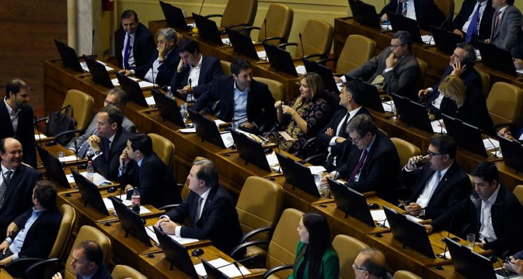 No hay acuerdo: quiebre entre legisladores oficialistas ante necesidad de modificar la Constitución