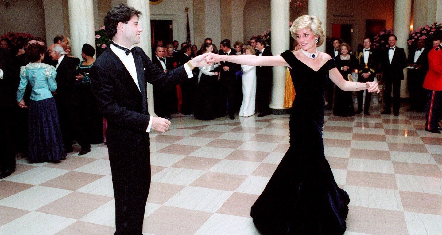 El "secreto" sobre el icónico vestido de terciopelo que lució Lady Di cundo bailó con John Travolta