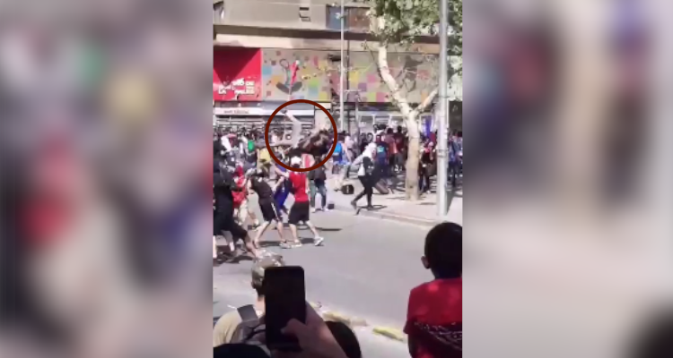 En riesgo vital permanece hombre que cayó violentamente cuando participaba en destrozos en Santiago