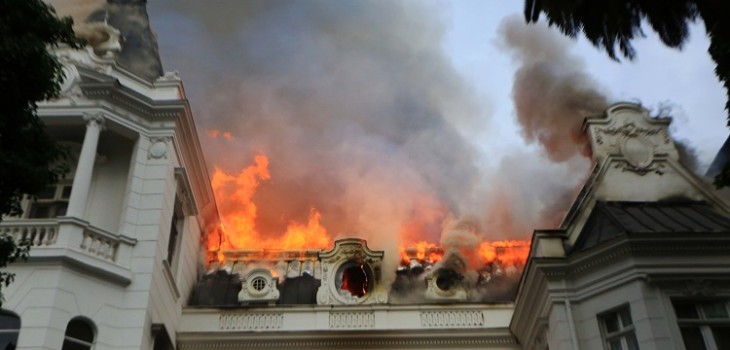Tres detenidos por incendio que afectó a sede de UPV en Providencia: cámaras registraron el momento - Página 7