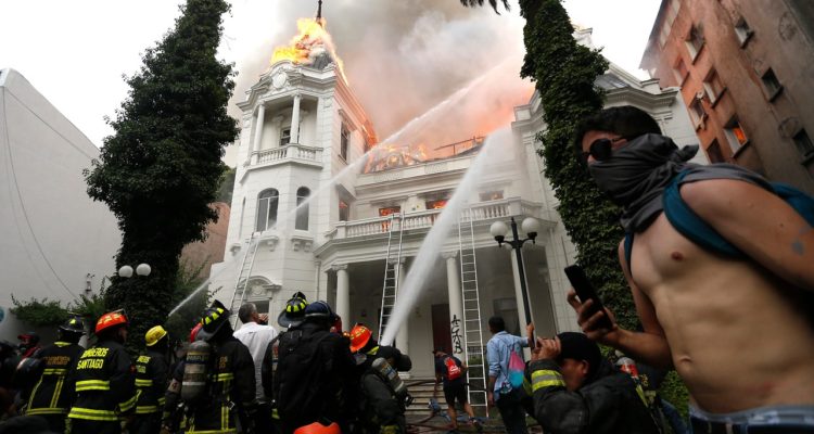 Confirman a cinco detenidos tras el incendio a sede de UPV de Providencia: 