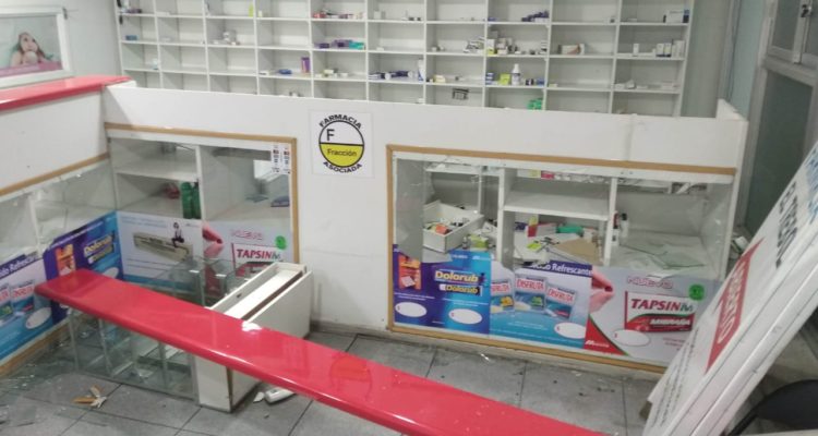 Farmacia familiar que apoyaba a manifestantes es forzada a cerrar tras saqueo de delincuentes