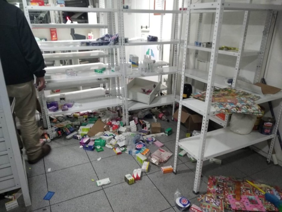 Farmacia familiar que apoyaba a manifestantes es forzada a cerrar tras saqueo de delincuentes