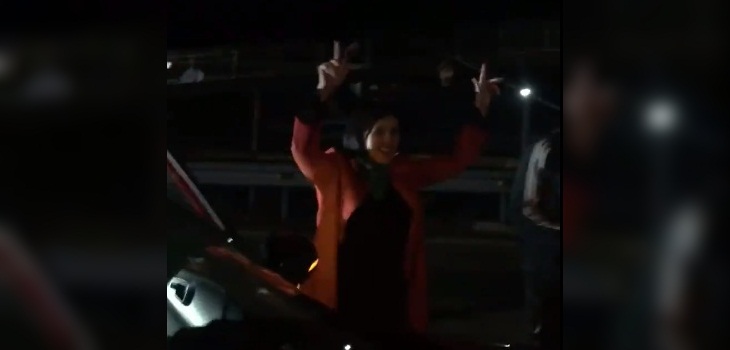 Karol Cariola fue grabada participando de 'el que baila, pasa' y generó debate en redes sociales