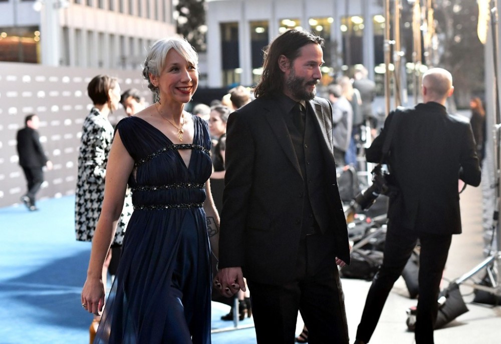 Keanu Reeves sorprendió al pasearse por alfombra roja con su novia Alexandra Grant