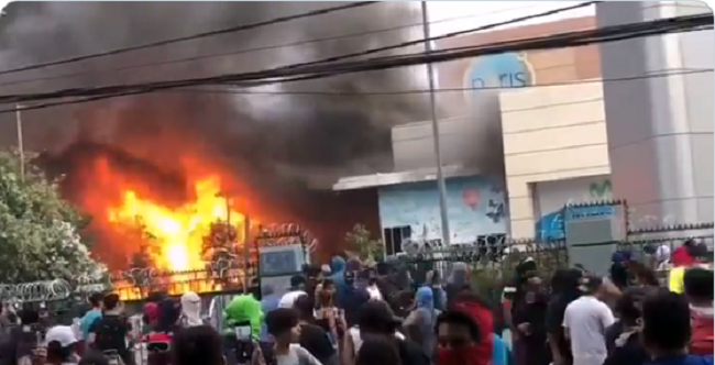 Saquean y queman Mall Arauco Quilicura: bomberos denuncian agresiones