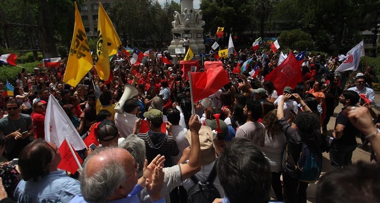 Manifestantes ingresan hasta jardines del ex Congreso en Santiago para continuar con movilización