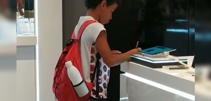 niño haciendo tarea en tienda