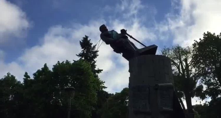 Manifestantes botan estatua de Pedro de Valdivia en plaza de la Independencia de Concepción