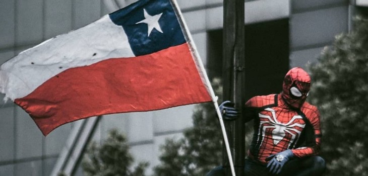 Sensual Spiderman busca sumarse a la Cruz Roja: 