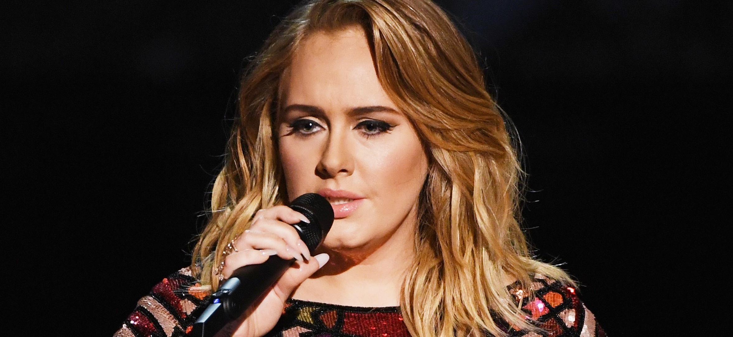 Adele compartió postales navideñas y volvió a mostrar su renovada figura: algunos no la reconocieron