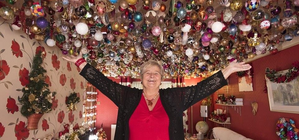 Mujer de 77 años se corona como la fan n°1 de la Navidad: ha gastado más de 15 millones en adornos