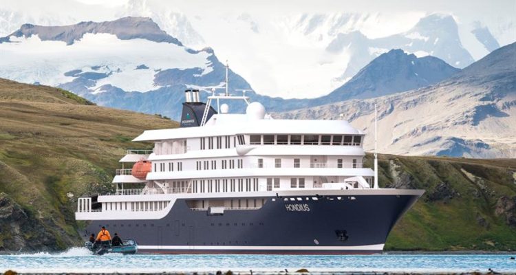 Crucero holandés lleno de turistas se sumó a búsqueda de avión FACh: pospuso llegada a destino final