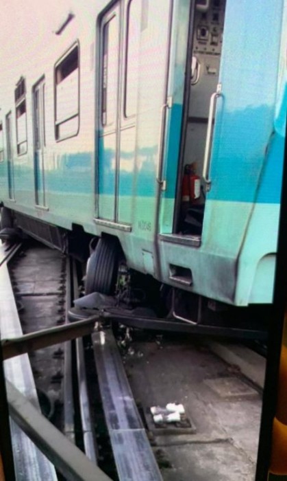 Tren descarrilado causa suspensión en estaciones de Línea 5: opera solo entre Pudahuel y Bellas Artes