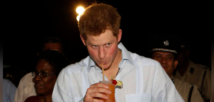 El sencillo remedio que el príncipe Harry usaba para la resaca: lo puedes probar este Año Nuevo