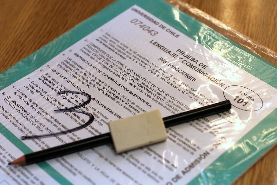 Evitar comer en exceso o beber café: neurólogo entrega consejos para dormir bien antes de la PSU