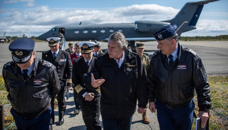Alberto Espina y Comandante en Jefe se refieren a siniestro en la Antártica