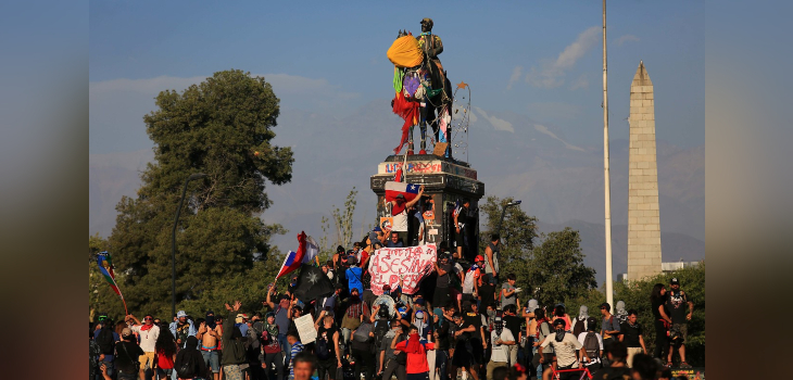 La polémica que desató moción para rebautizar Plaza Baquedano: grupo irrumpió en concejo municipal