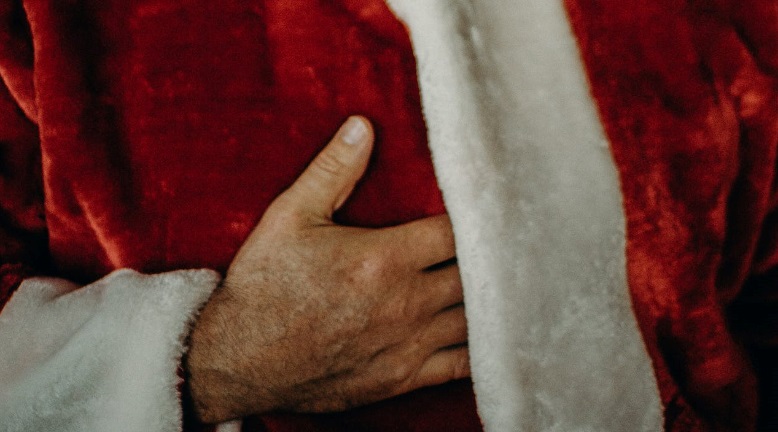 Curioso Santa Claus robó un banco y celebró la Navidad arrojándole dinero a los transeúntes en EEUU