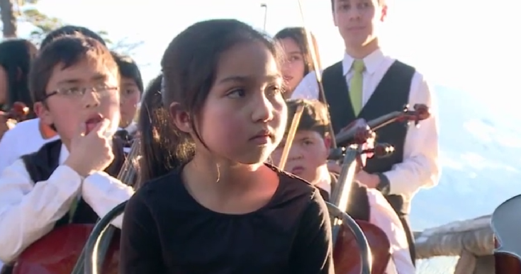 Francisco Saavedra le regaló chelo a pequeña música de Chiloé