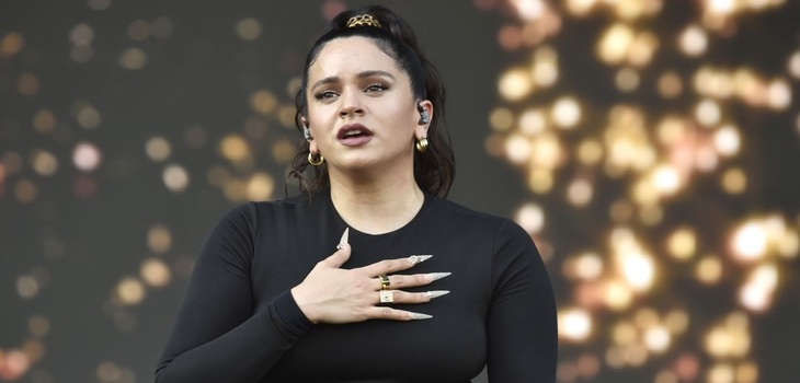 Reacción de Rosalía frente a fanático que intentó robarla en su concierto en Paris se hizo viral