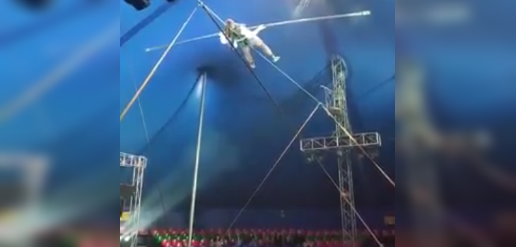 Aterrador momento en que un acróbata cae desde varios metros de altura se hace viral