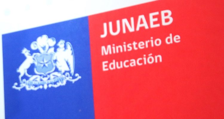Alumnos se enteran en ceremonia que Junaeb no entregaría los computadores que les habían prometido