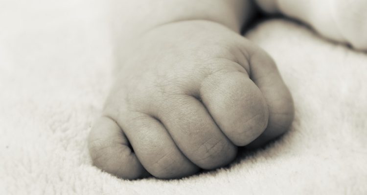 Padres tienen prohibido ver a hijo recién nacido tras denuncia de abuso sexual que fue desestimada