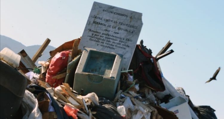 UDI presentó querella por aparición de placa en memoria de Jaime Guzmán en basural de Antofagasta