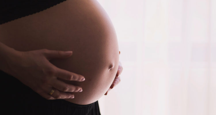 Mujer embarazada de 12 semanas de gestación, que fue golpeada por Carabineros en el vientre, en procedimiento en Recoleta.