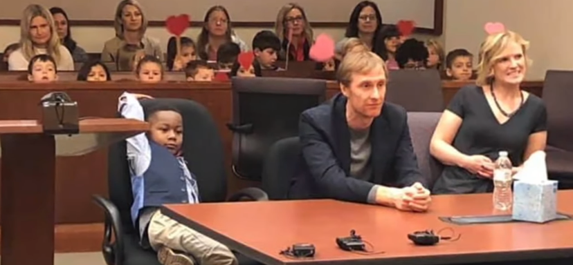 compañeros de jardín de niño de 5 años lo acompañaron a su audiencia de adopción