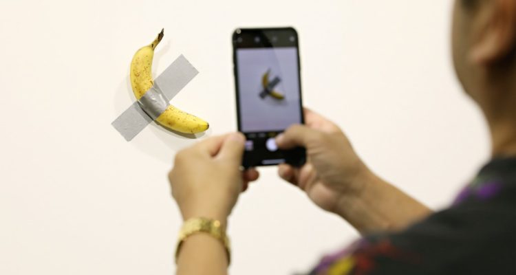 artista vendió plátano en 120 mil dólares y alguien se la comió