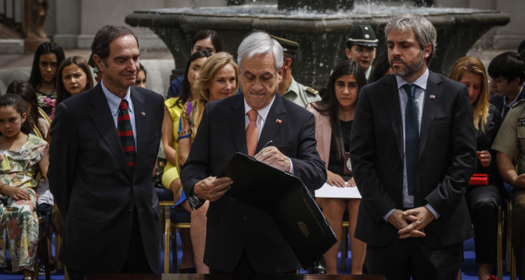Piñera firma proyecto de ley que fortalece estatuto de protección de Carabineros, PDI y Gendarmería
